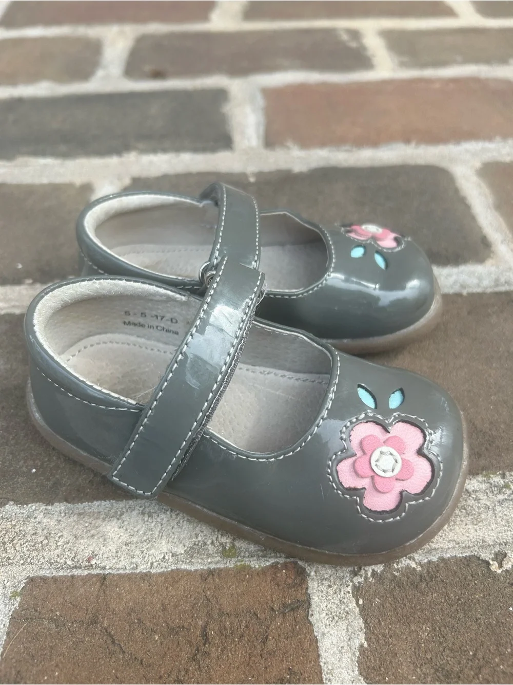 See Kai Run Grey Patent Mary Jane Shoes Flower Details 6